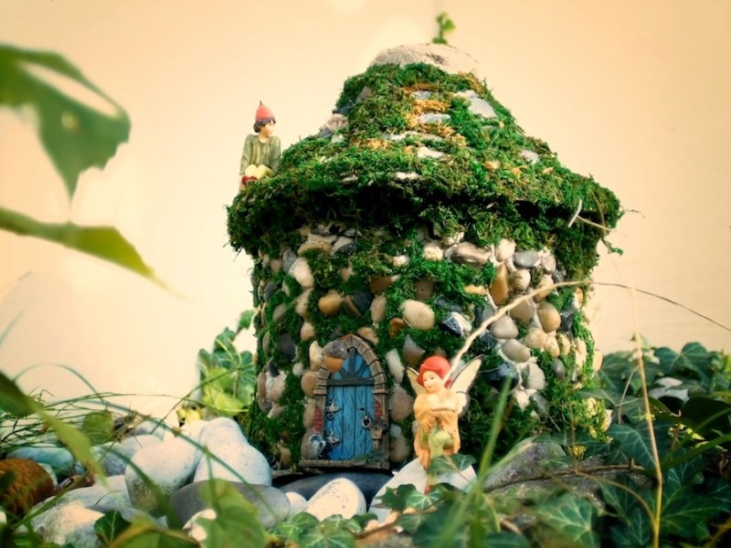 Ein Wichtelhaus als Gartendeko.