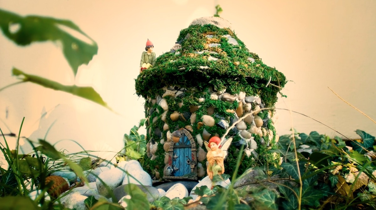Ein Wichtelhaus als Gartendeko.