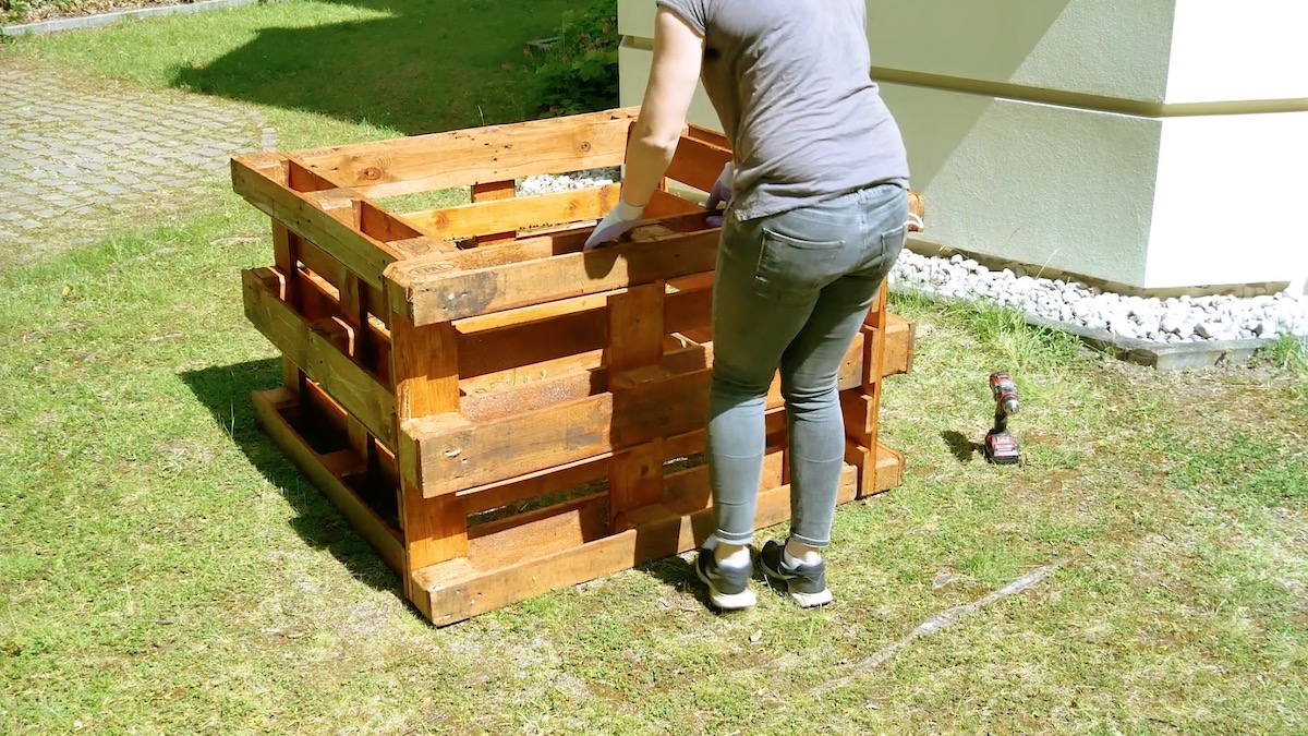 Die Paletten wurden auf einem Rasen zu einem Quadrat zusammengestellt.