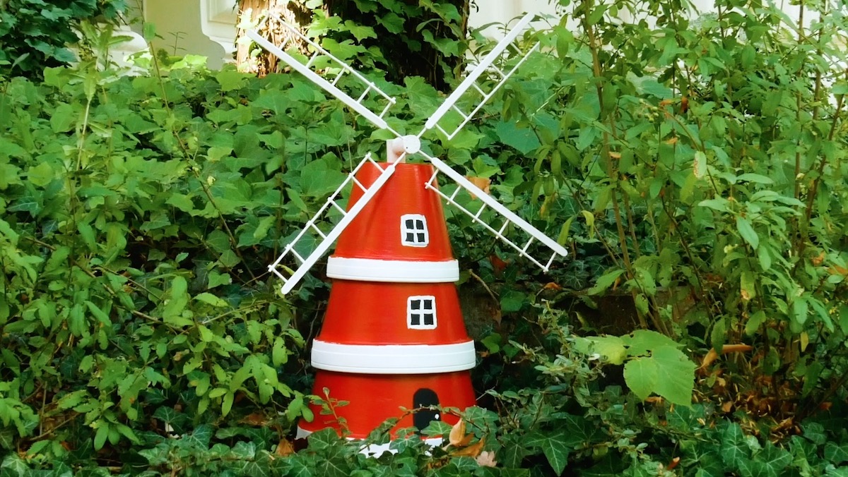 Eine kleine Modell-Windmühle für den Garten.