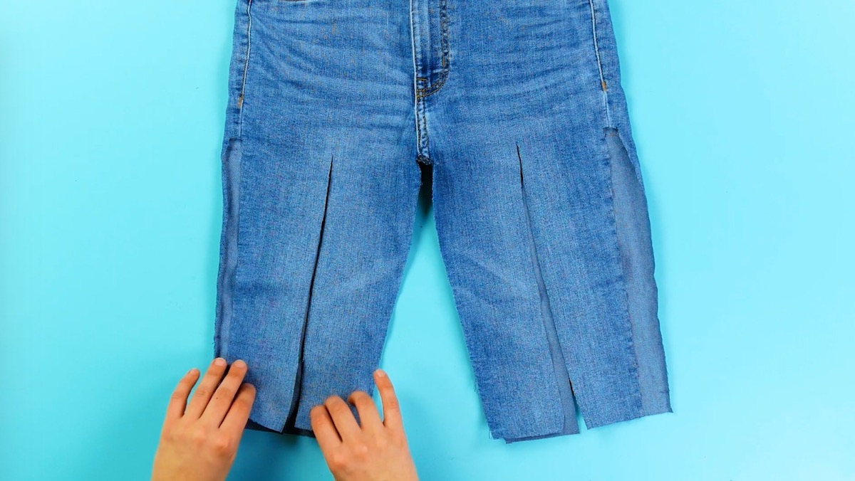 Eine abgeschnitte Jeanshose mit hochkanten Schnitten.