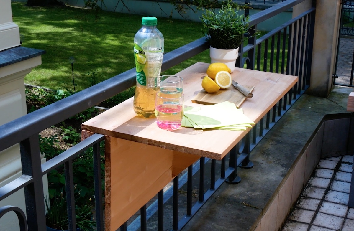 Fertiger Tisch auf dem Balkon am Geländer