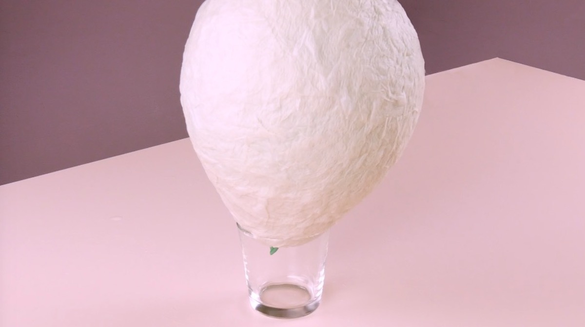 Beklebten Luftballon zum Trocknen auf ein Glas stellen. Osterdeko mit Luftballon und Klopapier.
