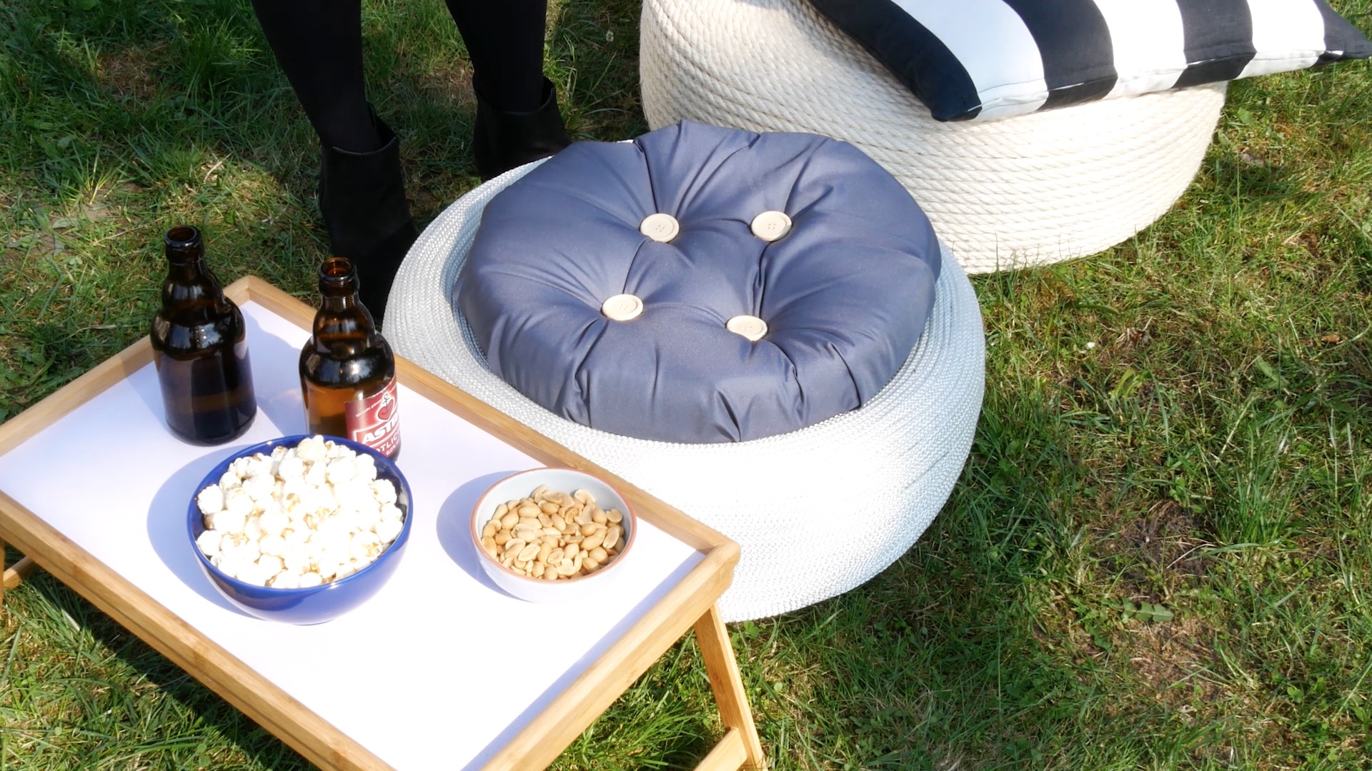 Die fertigen TerrassenmÃ¶bel: Helle Autoreifen mit einem Kissen darauf. Daneben steht ein kleiner Tisch mit Bier und Snacks.