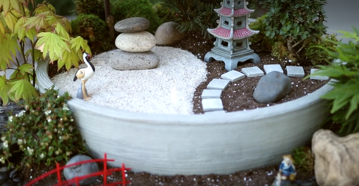 Ein Modell-Tempel in einem Mini-Zengarten.