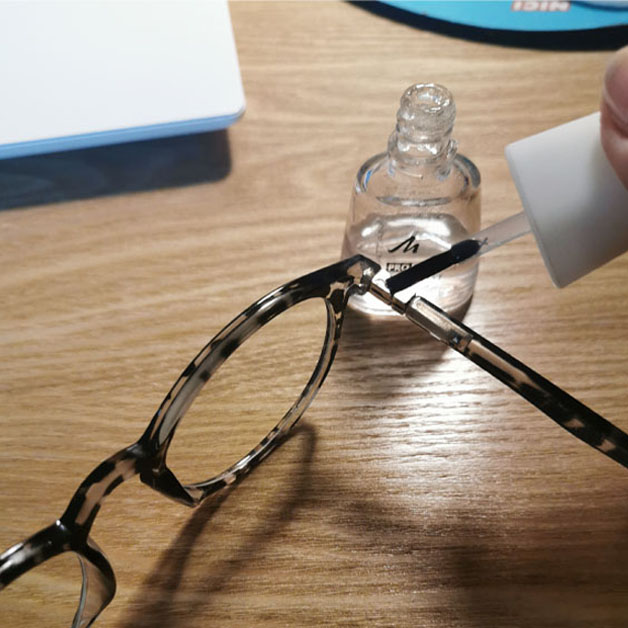 Die Schrauben von der Brille fixieren, bevor sie verloren gehen