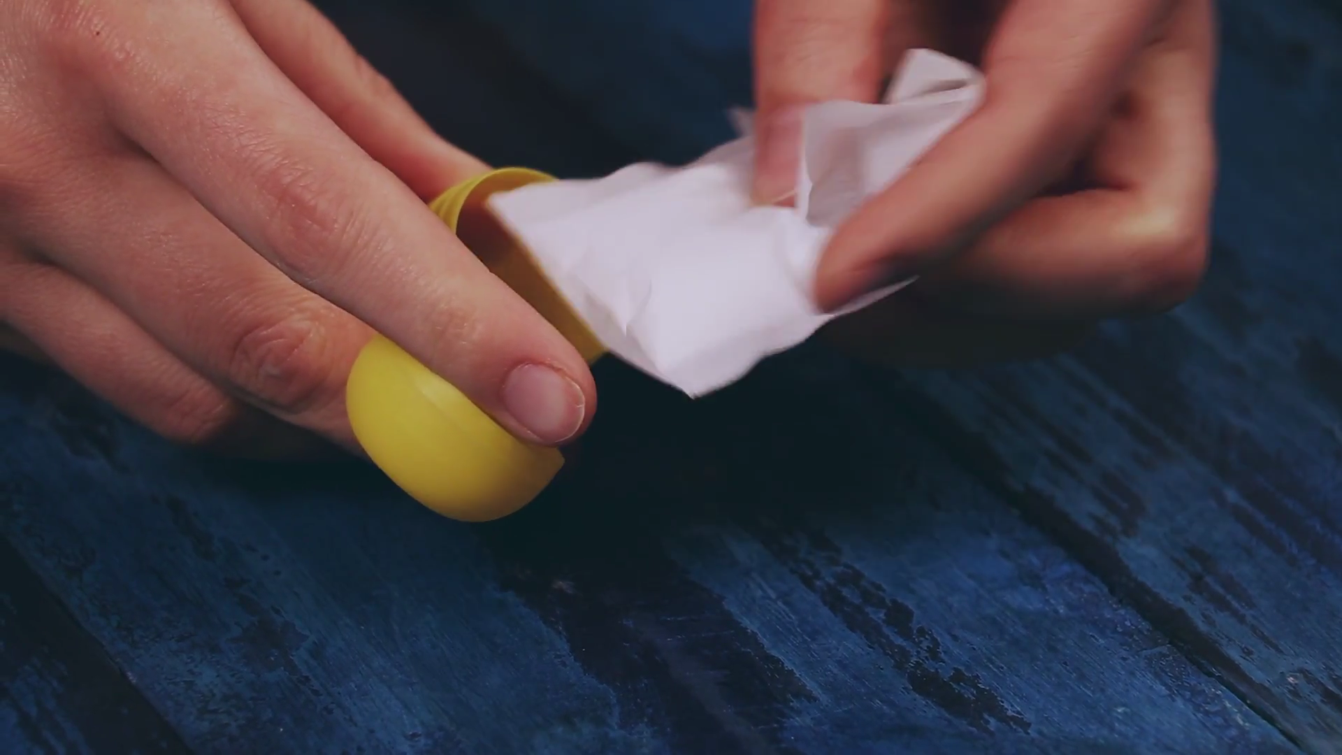 Der gefüllte Teebeutel wird in die gelbe Ü-Ei-Packung.