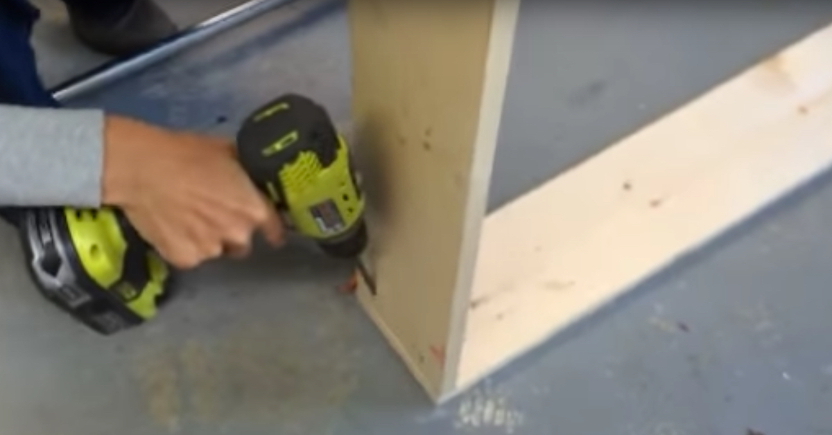 Zwei Holzbretter werden mit einem Akkubohrer aneinander geschraubt.