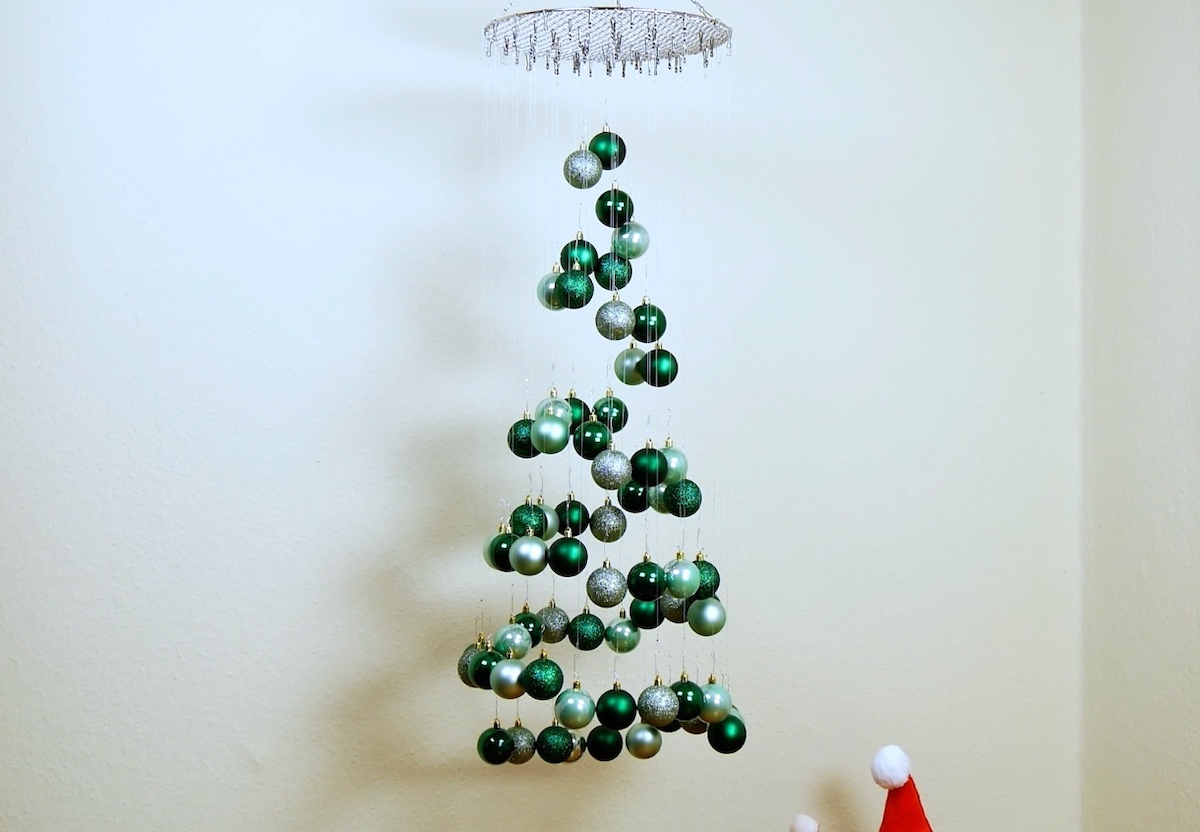 Weihnachtsbaum aus Kugeln. 