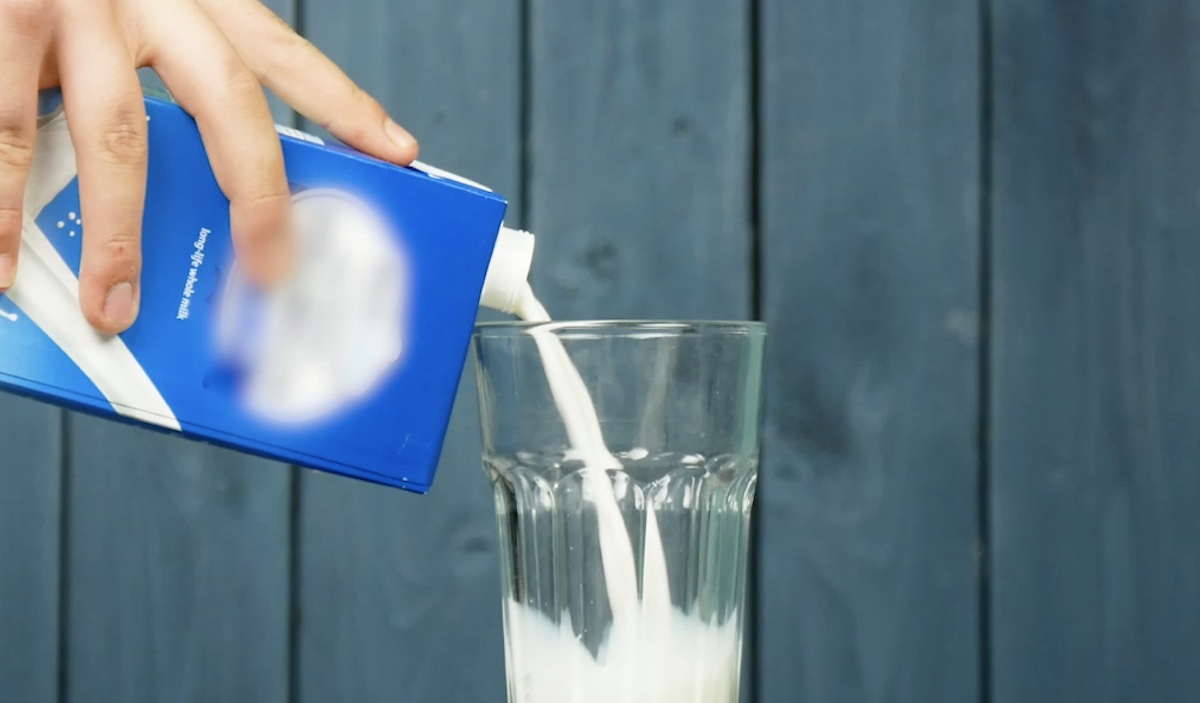 Milch richtig ausgießen ohne zu kleckern
