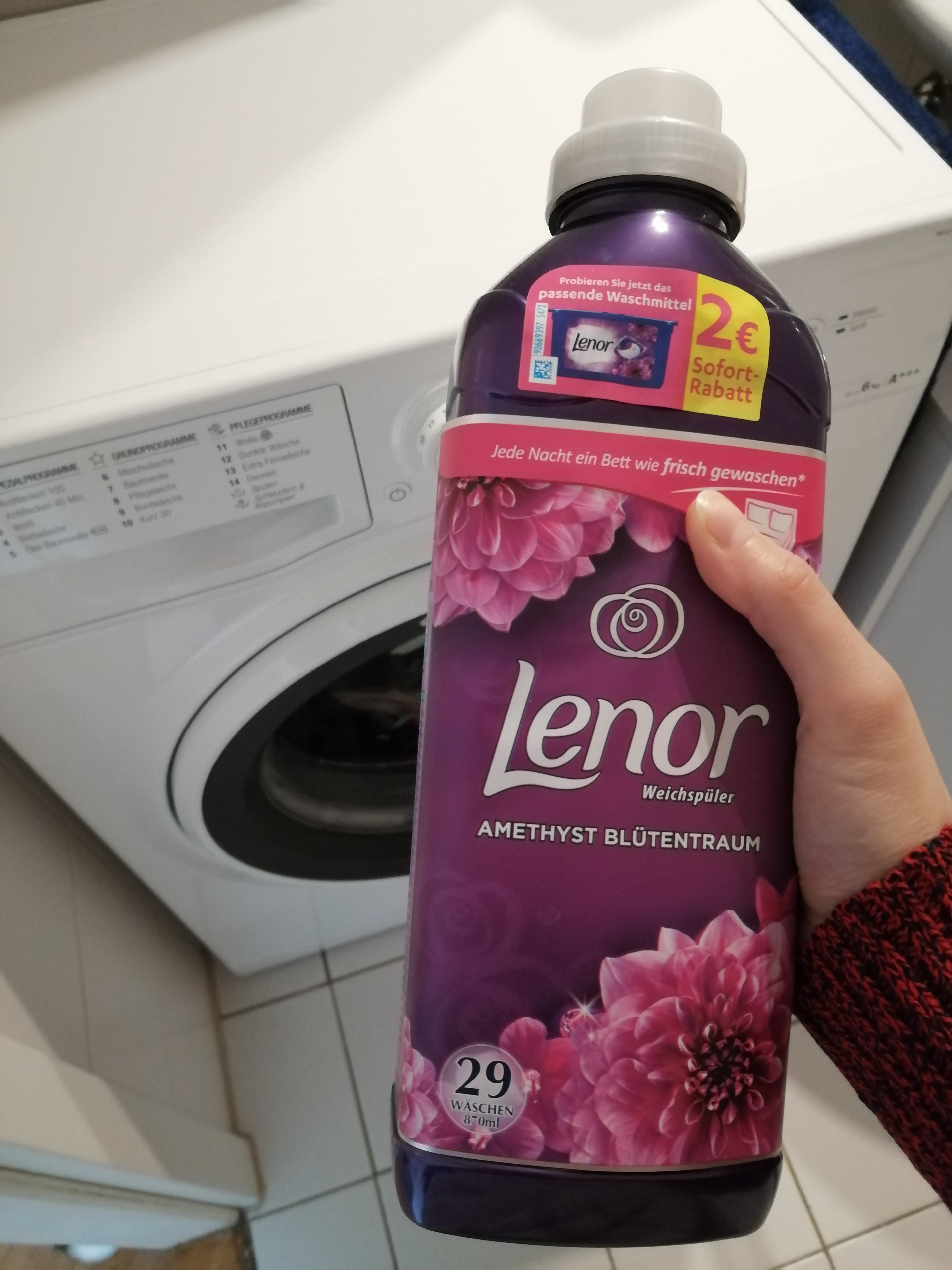 Eine Flasche mit Weichspüler