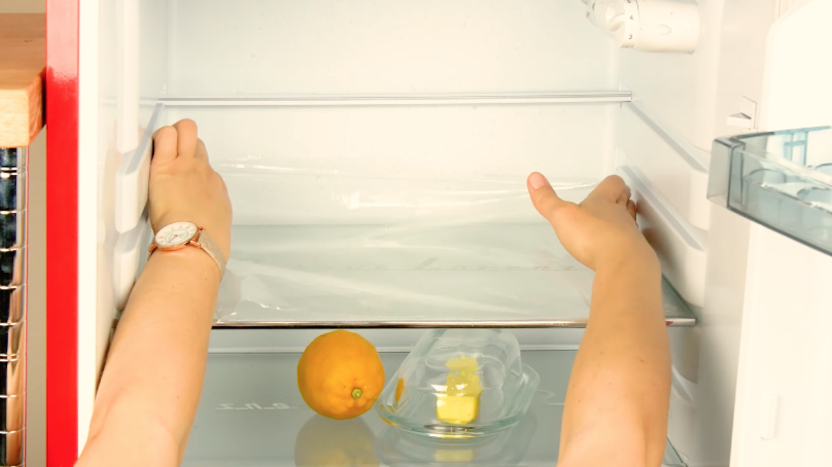 Kühlschrankschienen mit Frischhaltefolie auslegen, um Schmutz zu vermeiden