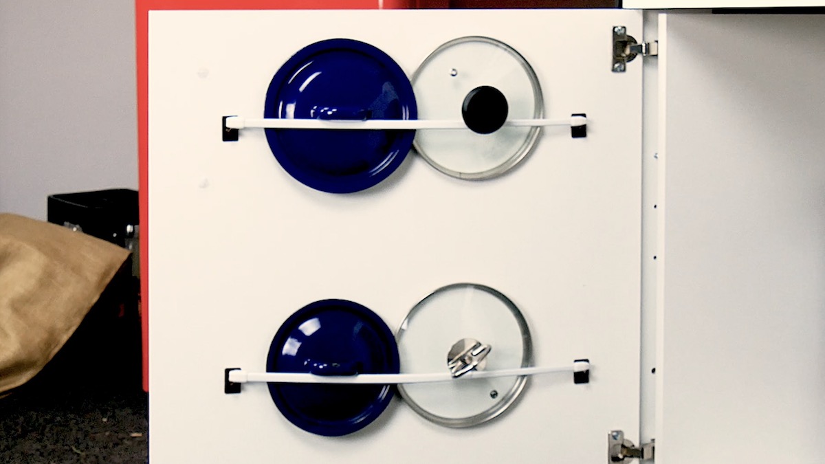 Halter für Topfdeckel an der Schrankwand