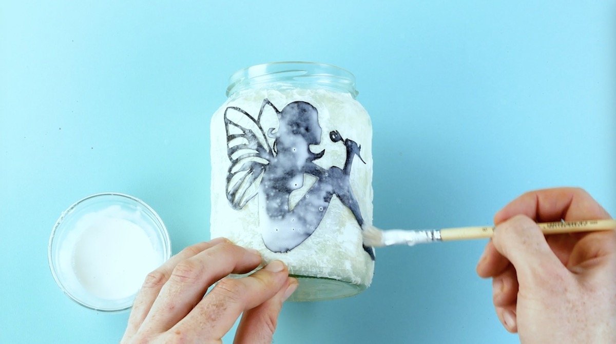 Klebe ein Bild auf das Glas.