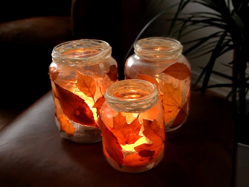 Leuchtende Windlichter mit Herbstlaub