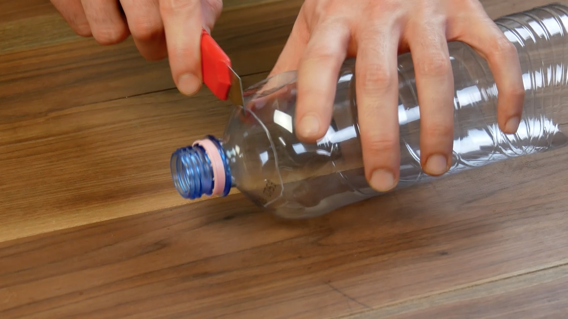 Plastikflaschen-Upcycling: Becherspender
