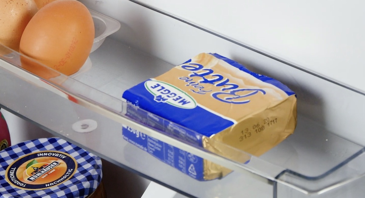 Um Butter besser aufzubewahren, einfach das benötigte Stück abschneiden ohne das Papier zu entfernen
