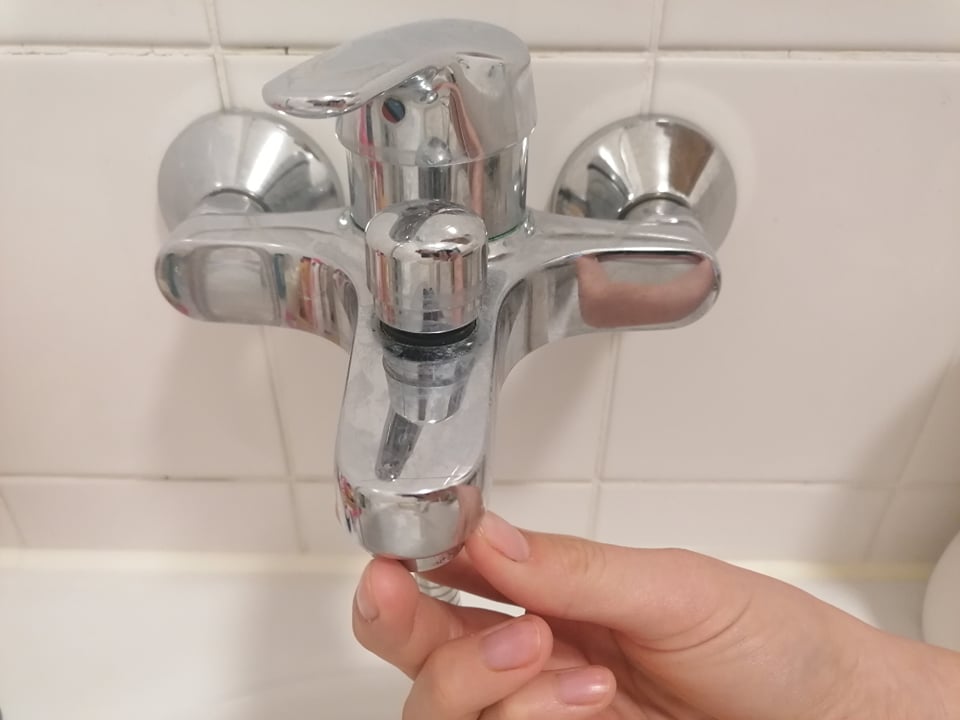 Verkalkten Perlator per Hand abschrauben.