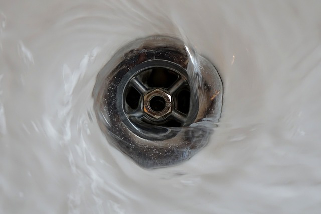 Ein Abfluss im Waschbecken, durch den Wasser abflieÃŸt. Ist der Abfluss verstopft, kannst du ihn mit einfachen Hausmitteln wieder freibekommen.