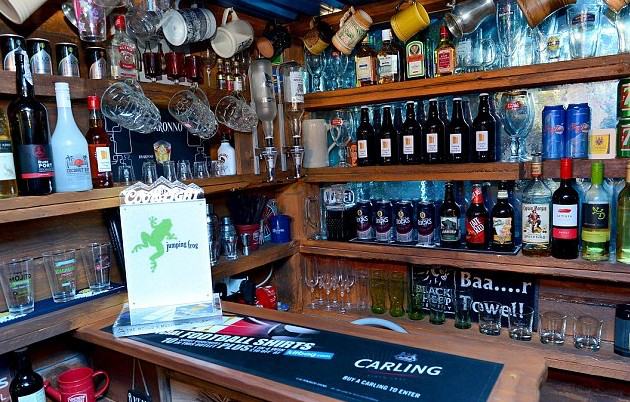DIY-Projekt Ein Blick auf die Bar im Privat-Pub. Das DIY-Projekt kann sich wirklich sehen lassen.