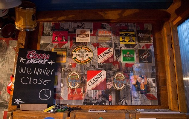DIY-Projekt Auf dem Bild ist die kleine Kneipe von innen zu sehen. Das DIY-Projekt wurde mit viel Liebe zum Detail gestaltet.