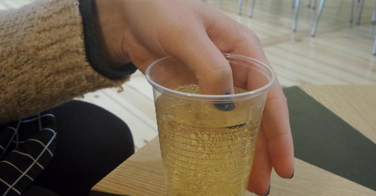 Eine Frau hÃ¤lt einen lackierten Fingernagel in ein alkoholisches GetrÃ¤nk. Kann man mithilfe eines Nagellacks K.-o.-Tropfen erkennen?