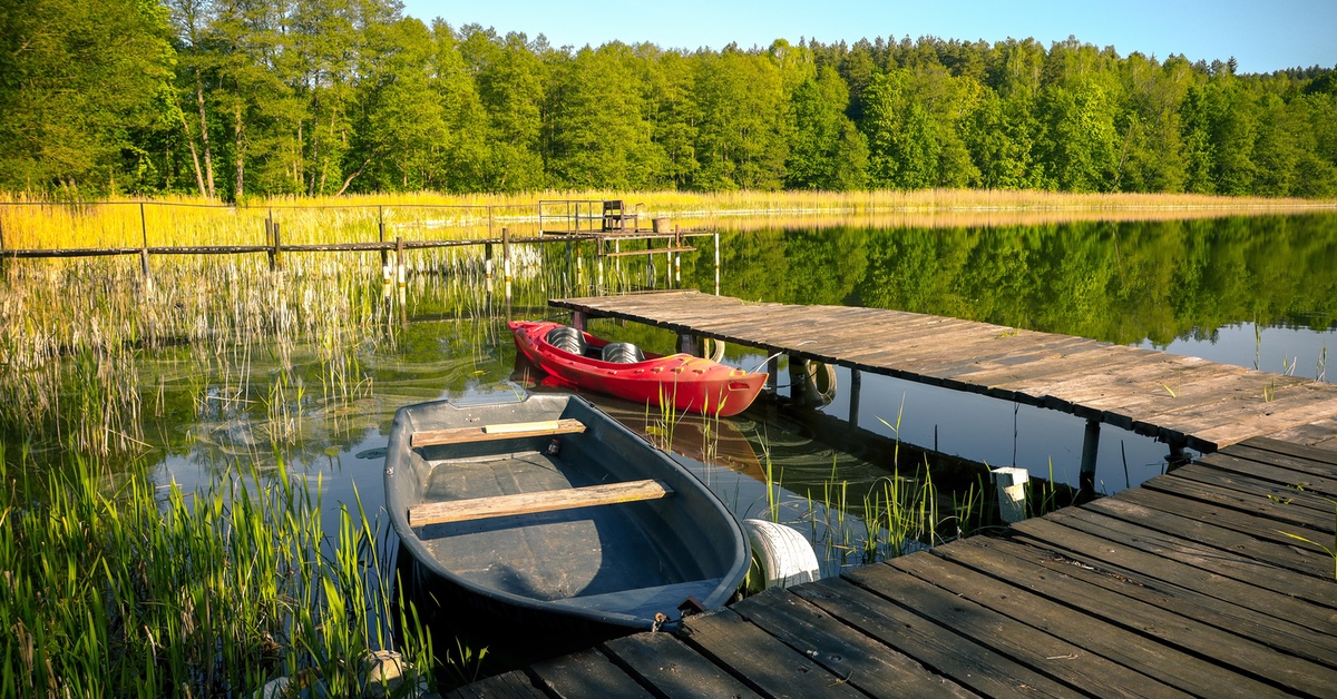 Eine Seelandschaft mit einem Bootsanleger