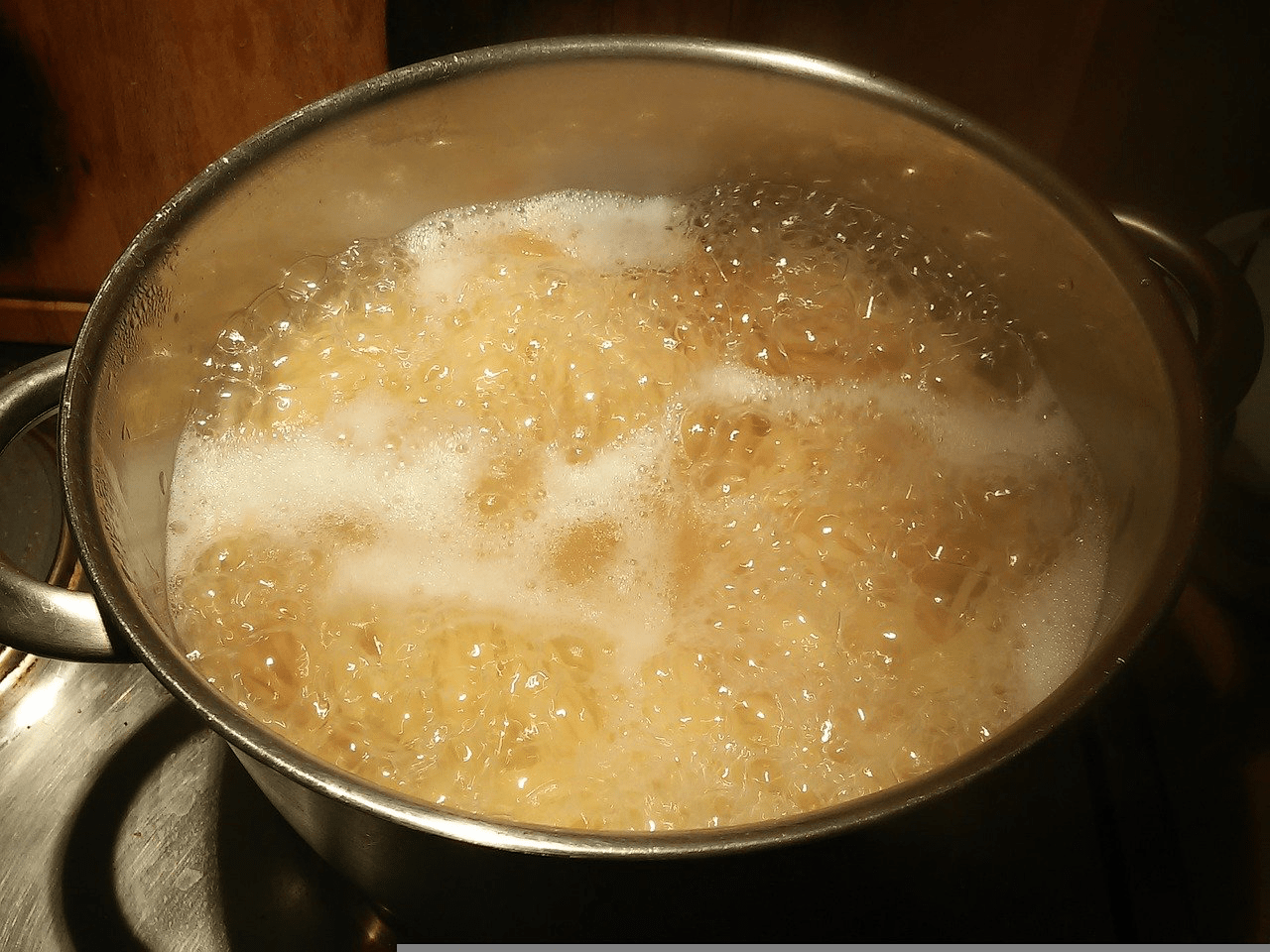 Nudeln kochen: Diese 7 Fehler ruinieren jede Pasta
Achte darauf, dass genÃ¼gend Wasser im Kochtopf ist, sonst kleben die Nudeln zusammen.

