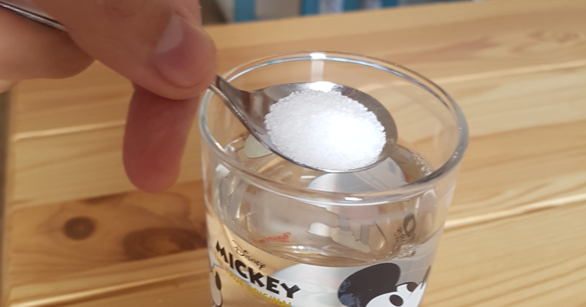 Etwas Salz wird in ein Glas geschüttet.