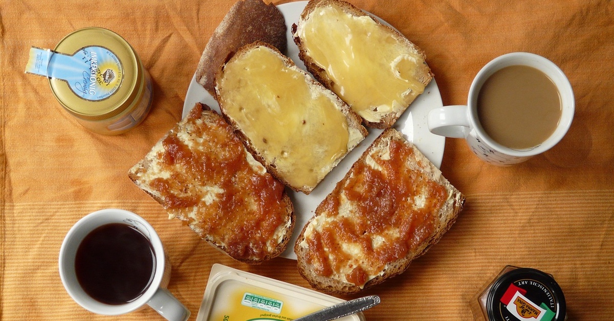 So kÃ¶nnte eine ErnÃ¤hrungsumstellung aussehen: ein FrÃ¼hstÃ¼ckstisch mit Broten mit Marmelade