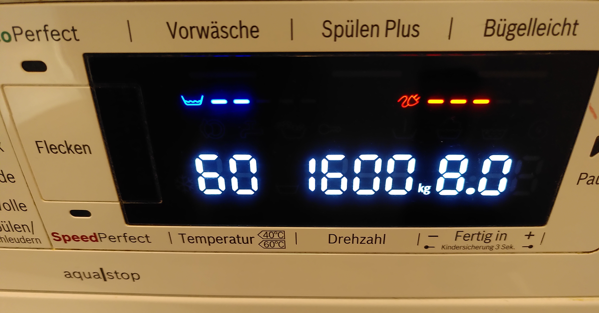 Die digitale Anzeige einer Waschmaschine zeigt eine Waschtemperatur von 60 Â°C.