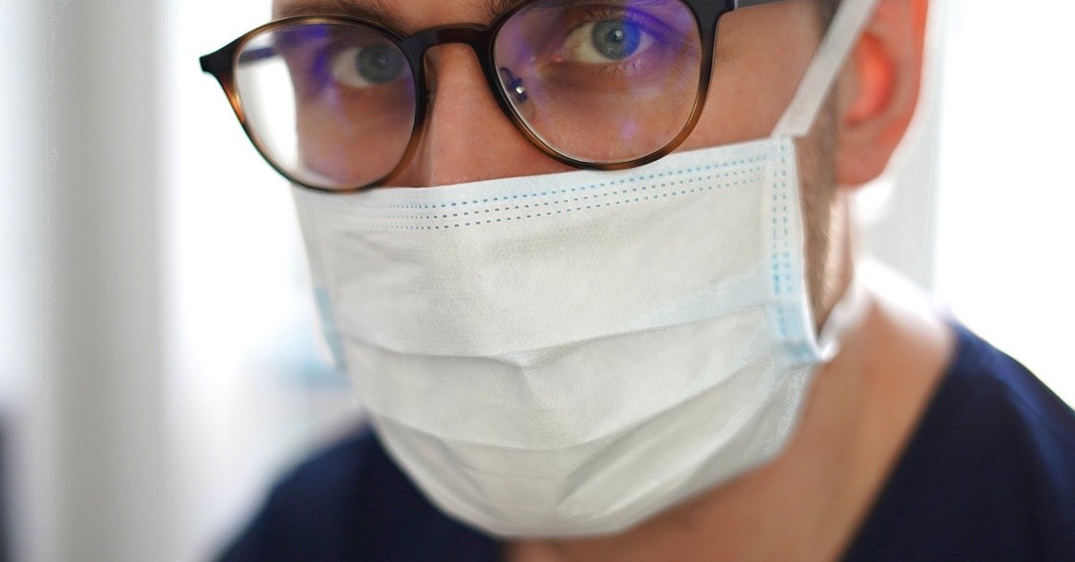 Arzt mit Mundschutz. Ein Vibrator kann viele gesundheitliche Probleme – Regelschmerzen, Beckenboden, Migräne, Scheidentrockenheit – lindern.