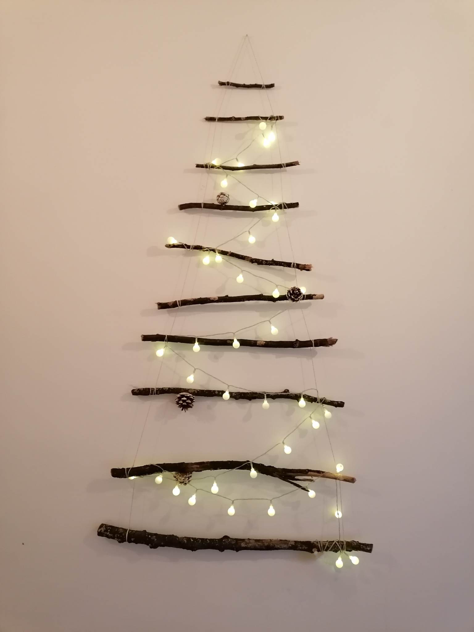 Weihnachtsbaum-Alternative aus StÃ¶cken: eine von 10 DIY-Ideen fÃ¼r nachhaltige WeihnachtsbÃ¤ume zum Selberbasteln.