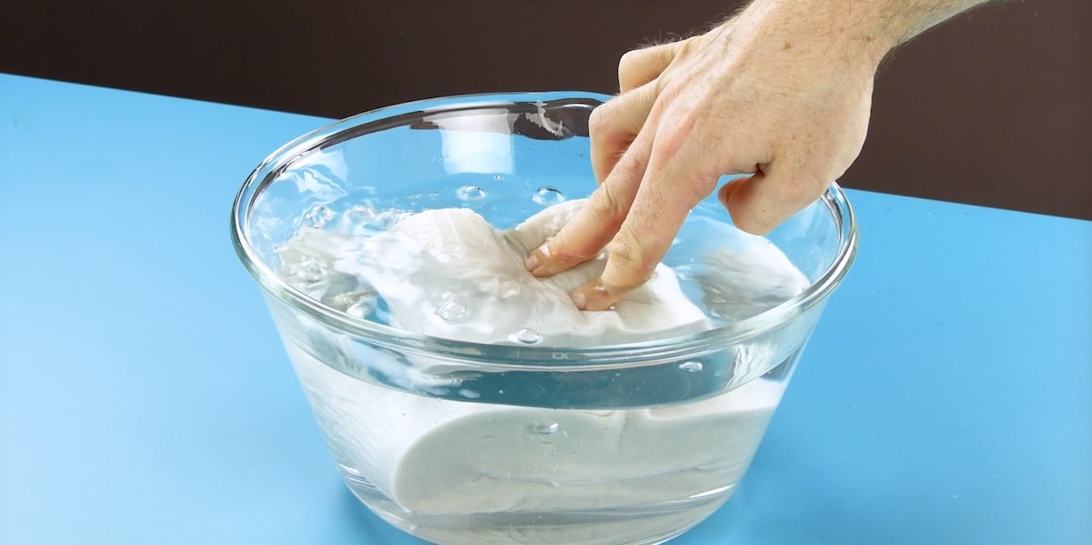 Klopapier in Wasser einweichen