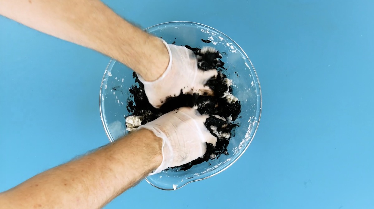 Vermische das eingeweichte Klopapier mit Kleister und Farbe zu einer schwarzen Masse.