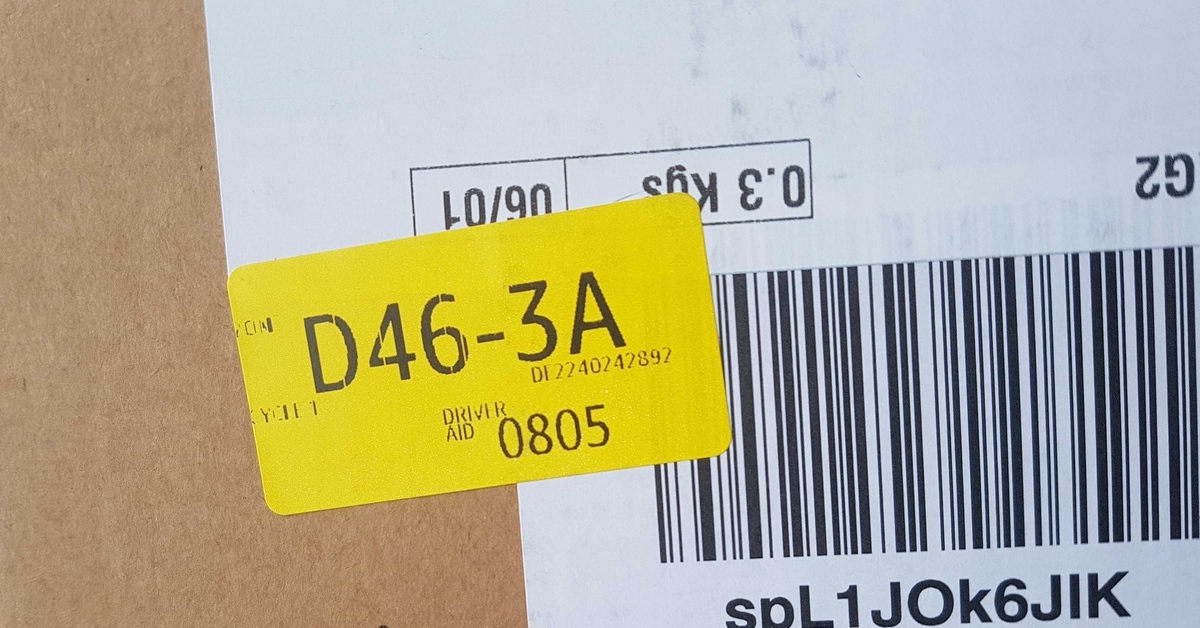 Gelber Amazon-Aufkleber auf einem Paket.