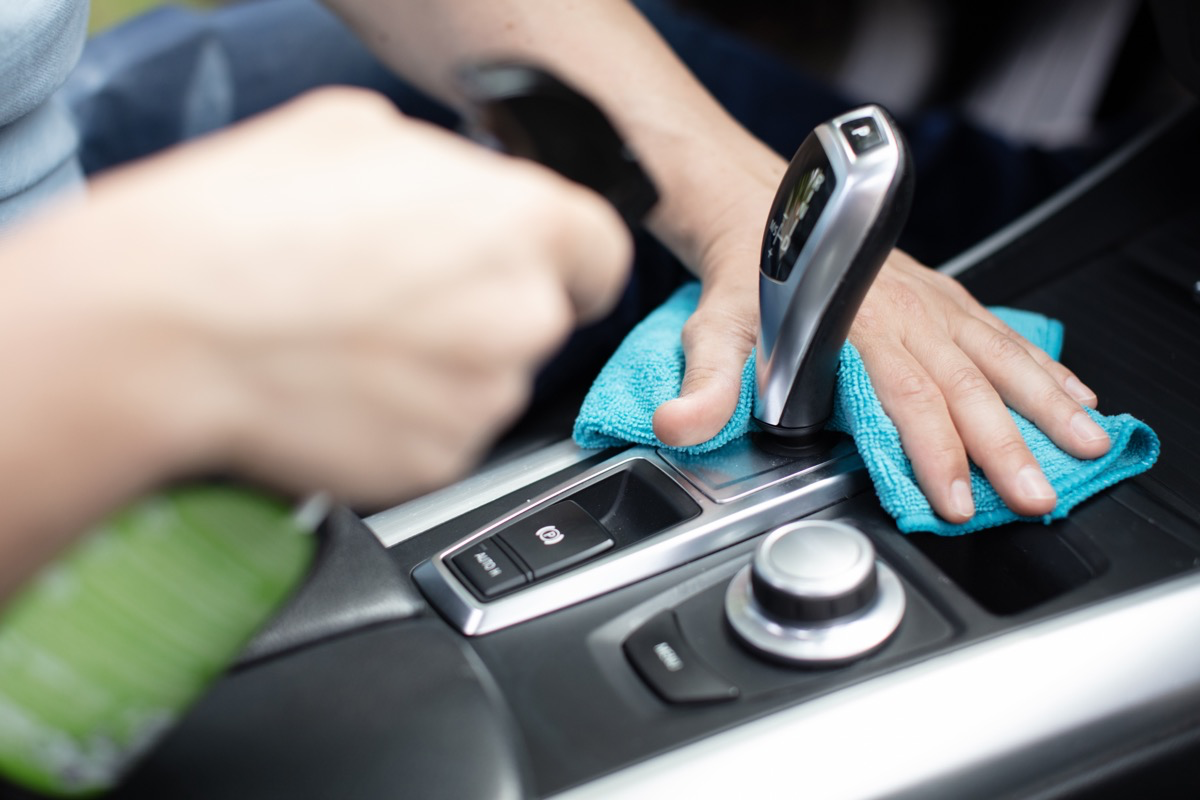 Auto-Innenraum wird mit Tuch und Essig gereinigt.