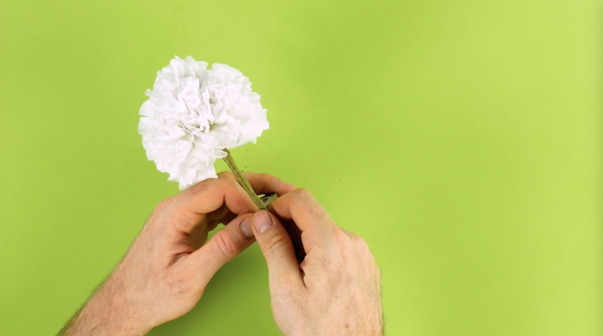 Blume aus Klopapier mit Draht und Klebeband befestigen