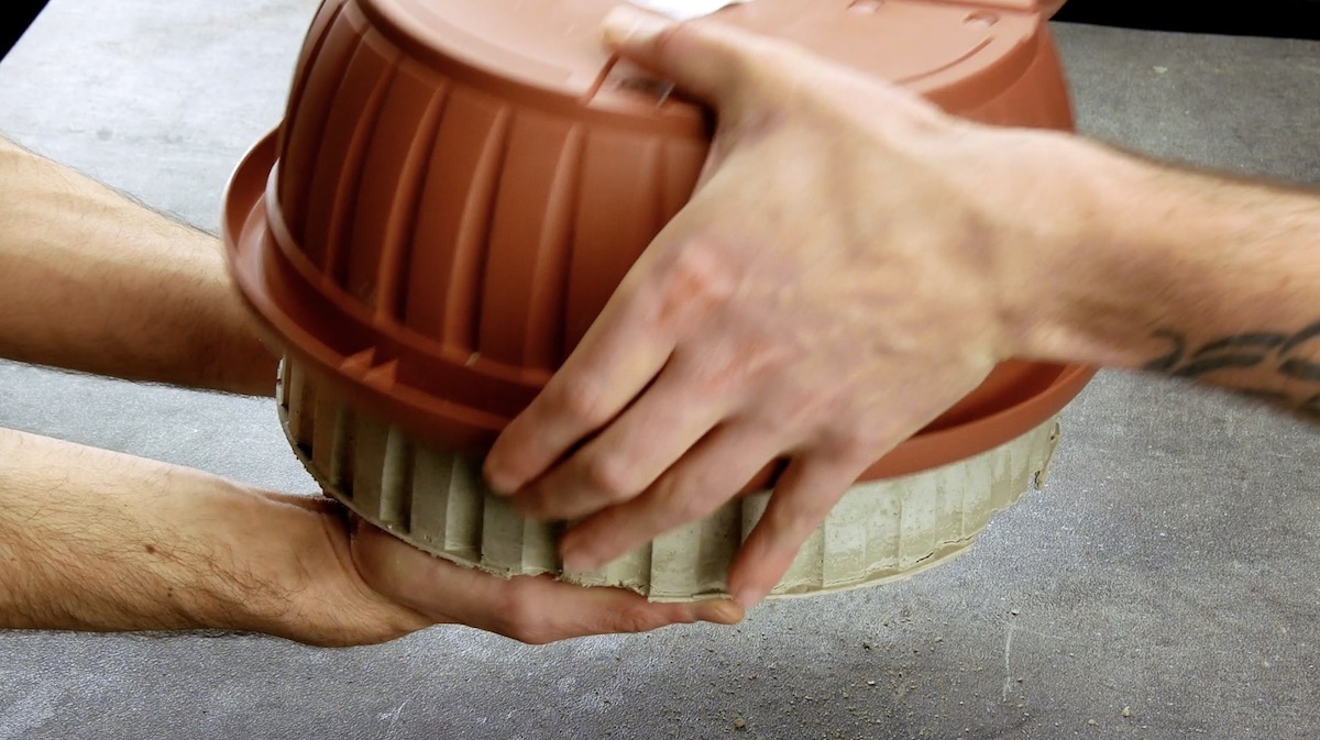 Ausgehärteter Beton wird aus einer Form gezogen.