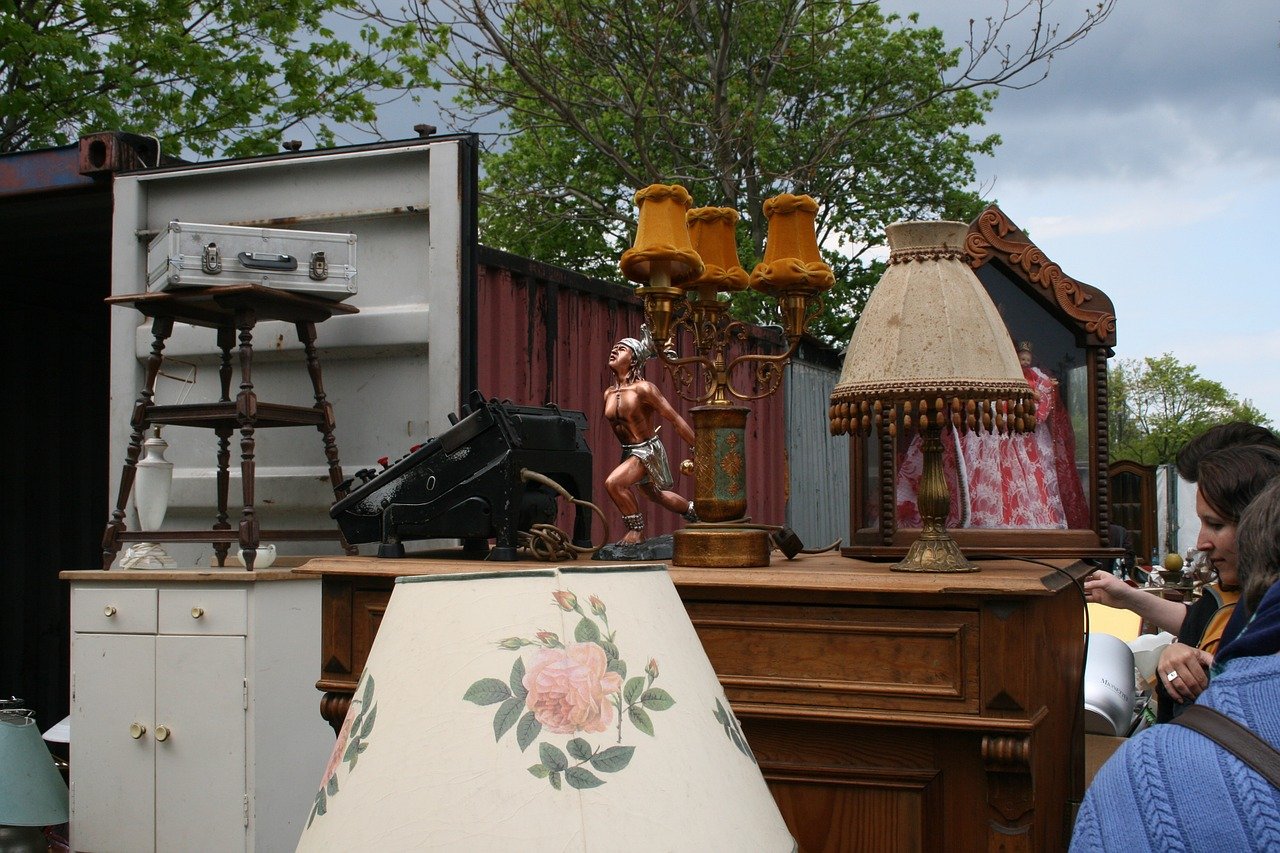 Sperrmüll und alte Möbel auf dem Flohmarkt loswerden.