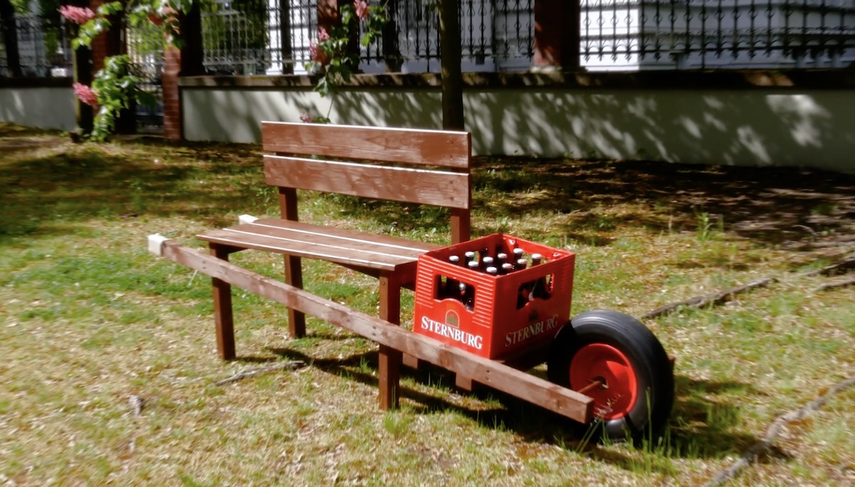 Mobile Schubkarren-Bank aus Holz.