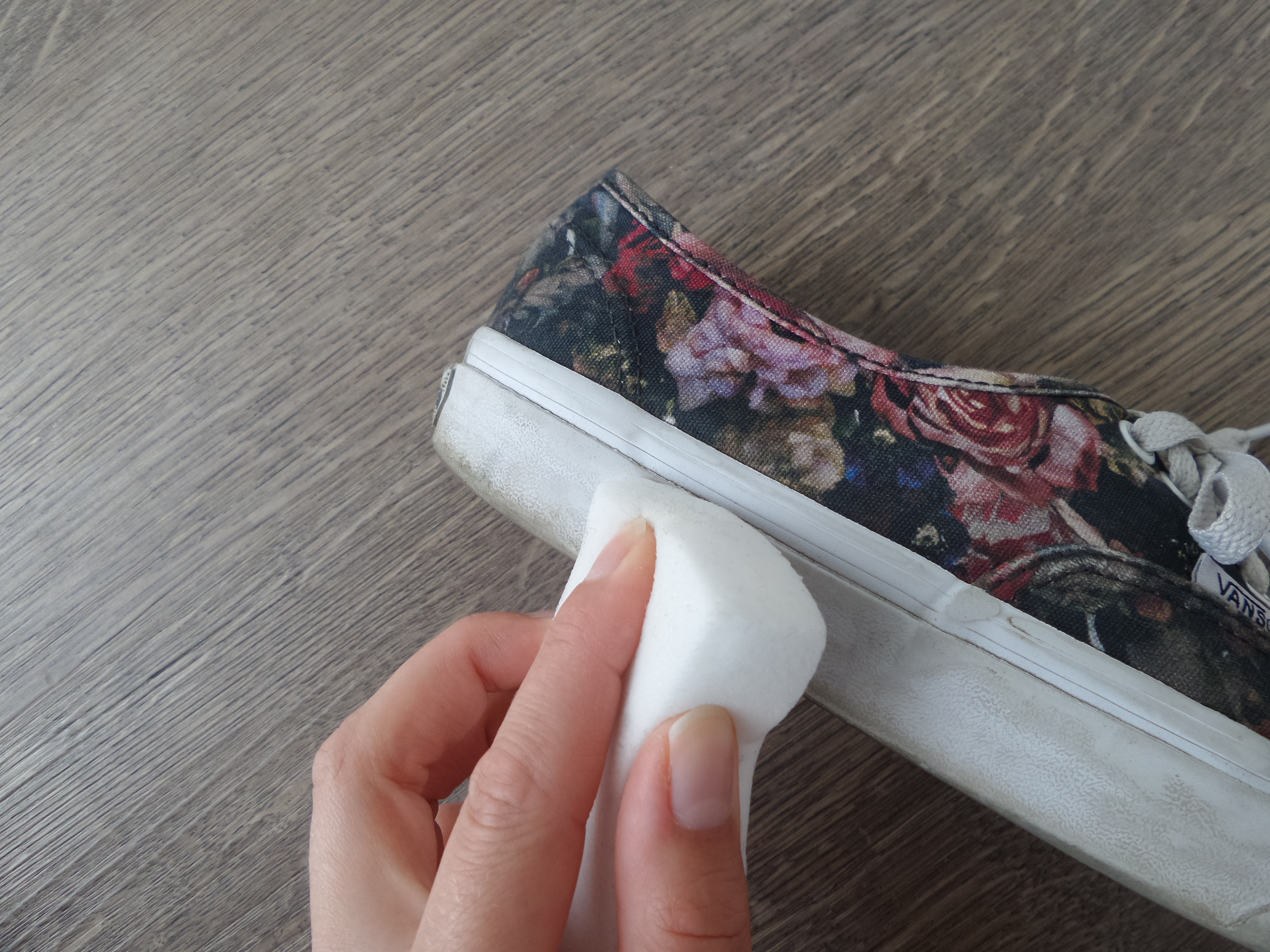 Schuhsohlen mit Schmutzradierer säubern