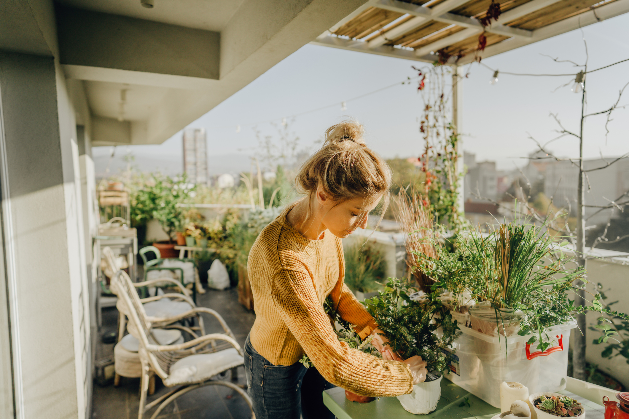Frau bepflanzt Balkon