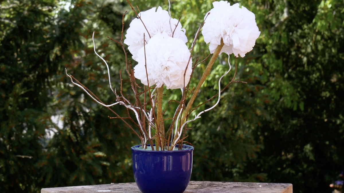 Blumen aus Klopapier in einer Vase