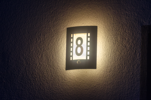 Ein beleuchtetes Hausnummernschild ist vielerorts vorgeschrieben.
