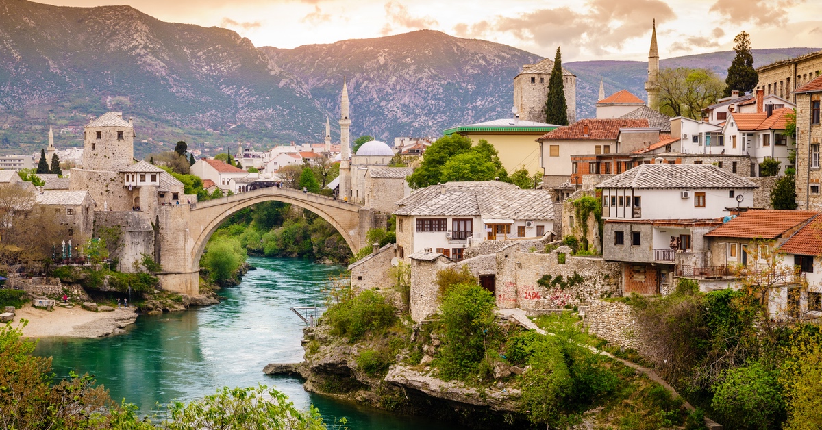 Ein kleines Dorf auf SteingebÃ¤uden mit einer groÃŸen SteinbrÃ¼cke Ã¼ber einen Fluss