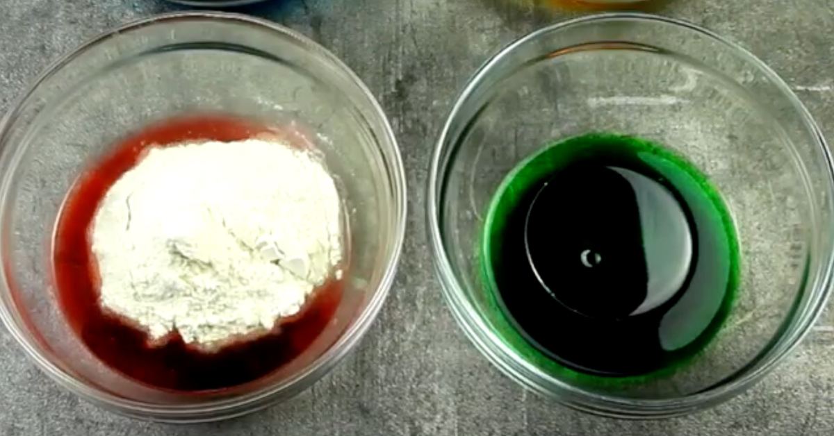 Zwei Schalen mit Wasser und Lebensmittelfarbe. in der linken roten Schale ist zusÃ¤tzlich noch Mehl.