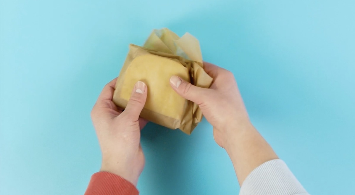 Käse in Backpapier einwickeln verlangsamt Schimmelbildung