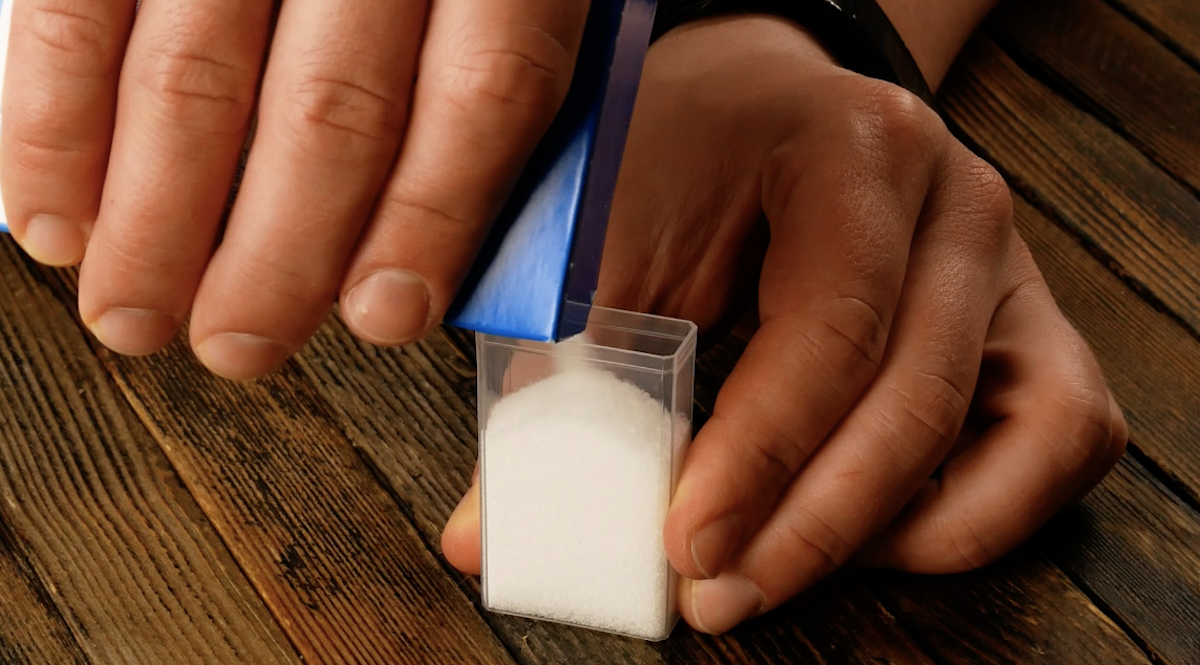 Salz wird in eine Tic-Tac-Dose eingefÃ¼llt.