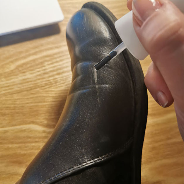 Schrammen auf Schuhen mit klarem Nagellack kaschieren